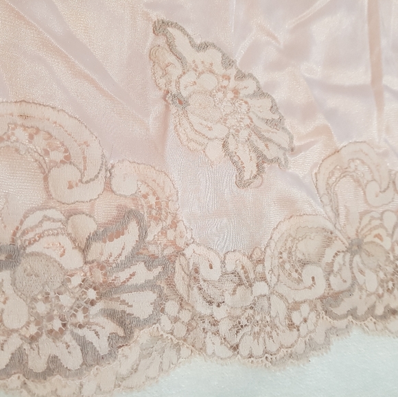 Vintage lace slip lingerie - Picture 3 of 3